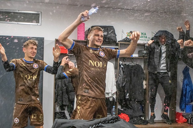 太阳遗憾掉队，西部前十基本敲定！湖人难争前三，快船和勇士为第六而战.